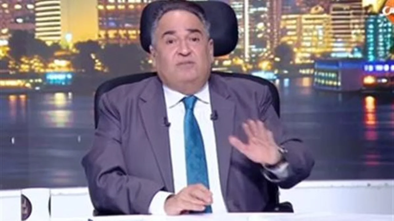 تباين ملحوظ بين سعر الدولار الرسمي ومستوياته المتداولة لدى التجار عند 58 جنيها